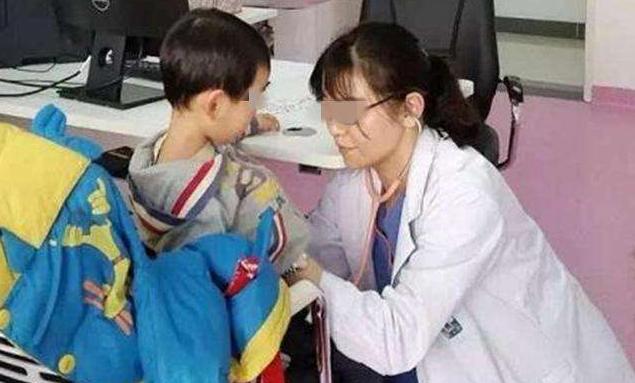 「母婴参考」孩子书包里这几样东西正摧毁健康，有两种会引发性早熟，父母速查