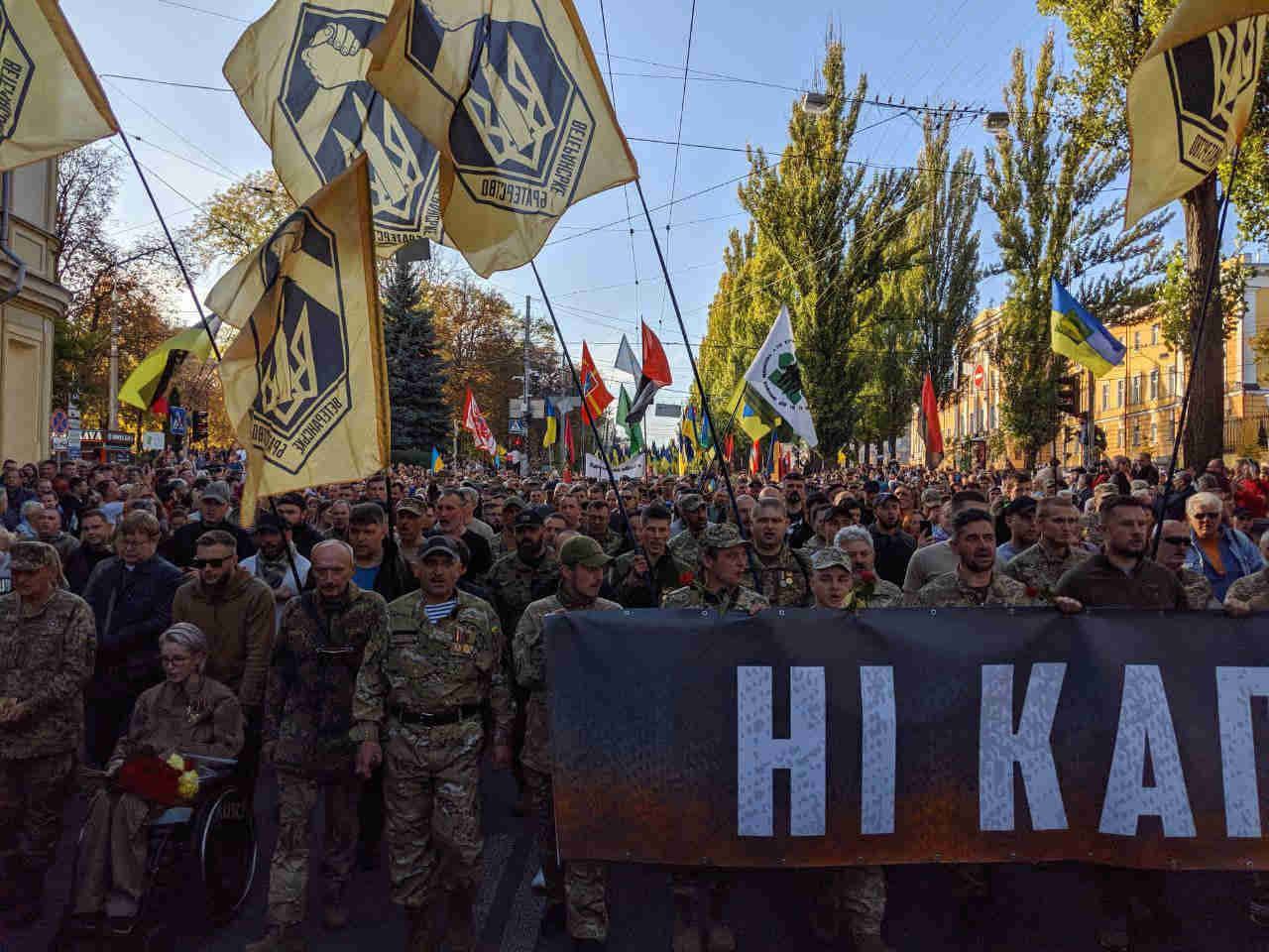 到10月14日之后,痴迷游行的乌克兰人,在这个乌克兰起义军成立的日子