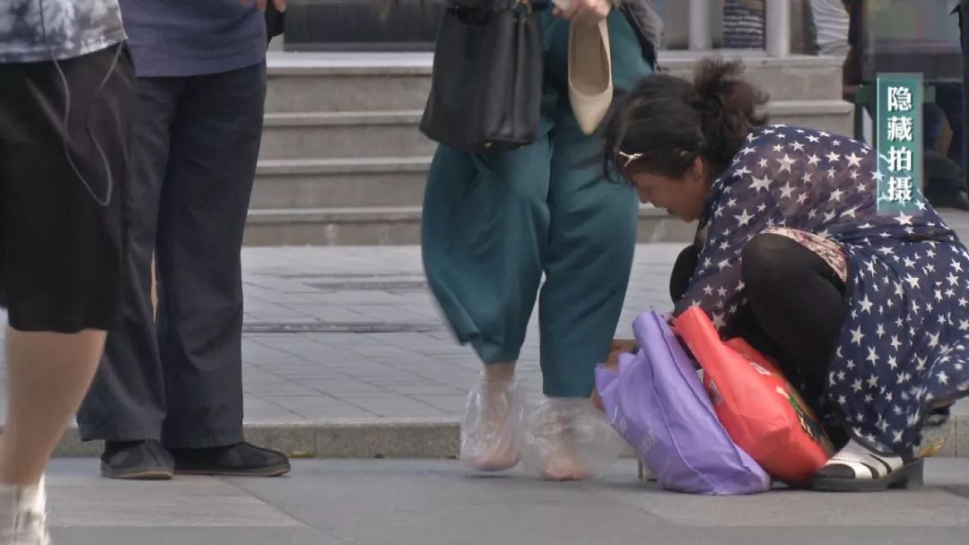 真是好样的路遇陌生女孩穿高跟鞋扭脚路人会有什么反应那个骑车去买药