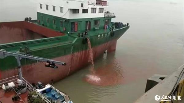 货船向长江排放红色污水湖北黄石海事人员及时查处