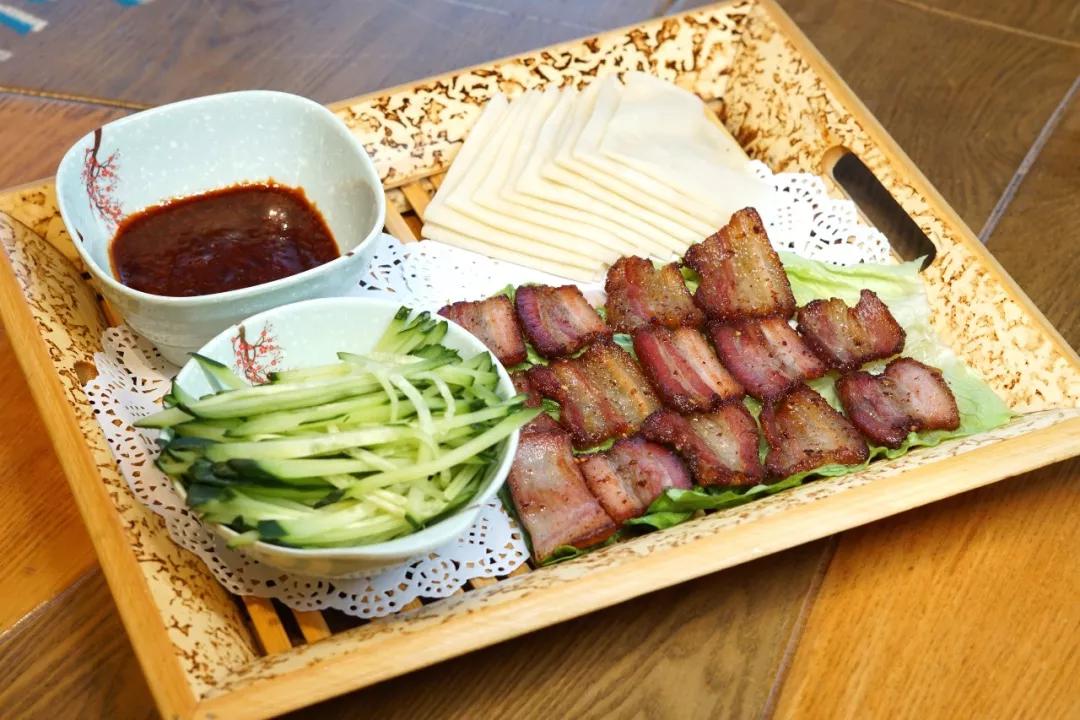 这样包起来一口吃到嘴里,烤肉的香,面皮的薄,黄瓜的清爽,彭厨的煎