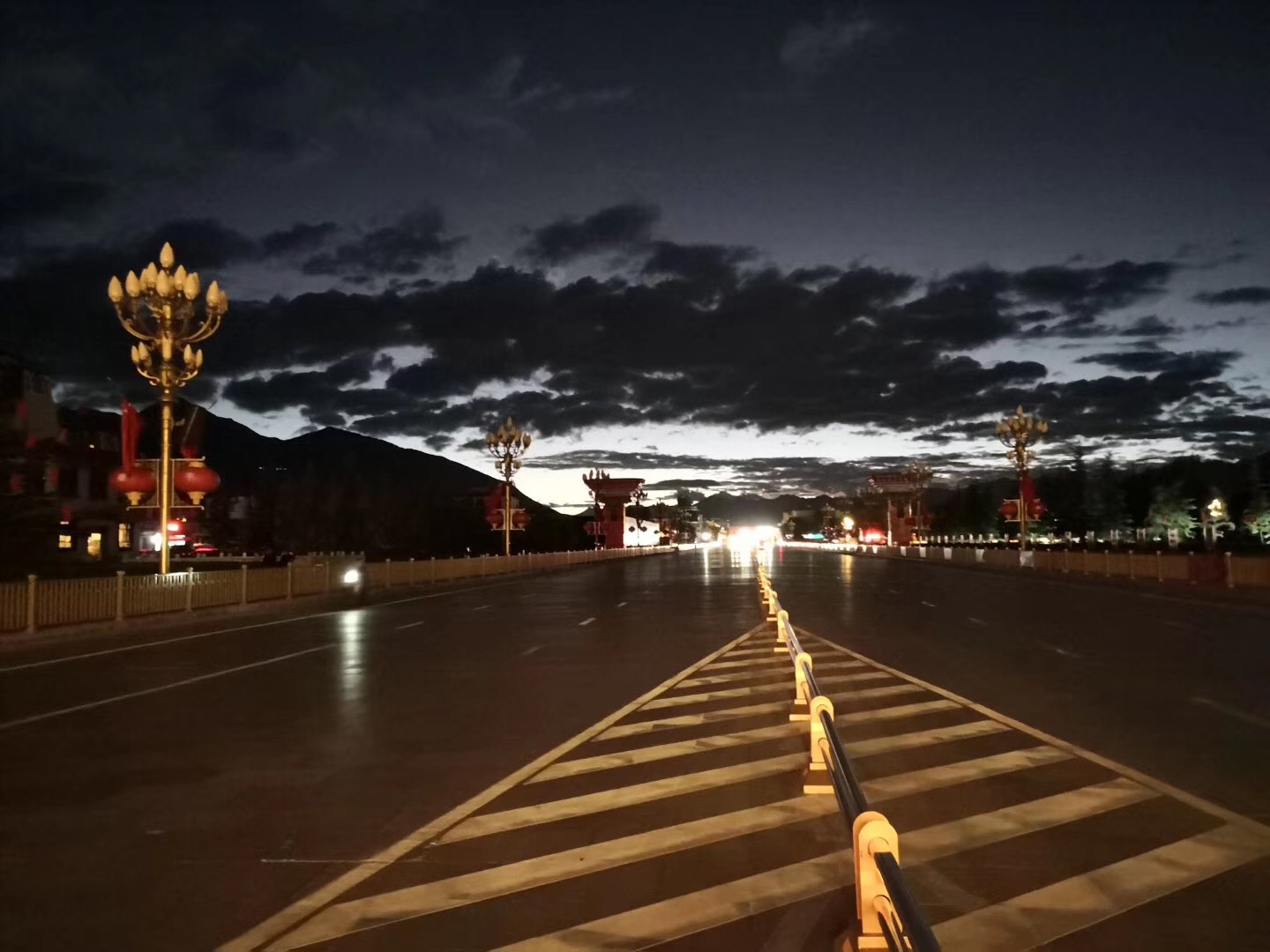 10月的拉萨,布达拉宫的夜景更美丽