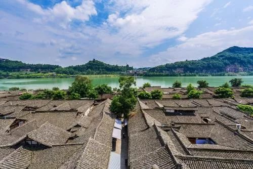 攻坚期，随着阆中机场获批，将为世界古城旅游目的地建设提供交通支撑。数据显示，2018年阆中全年接待游