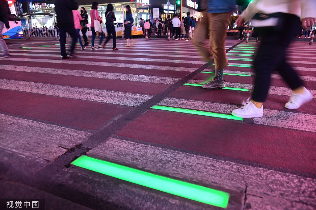 沈阳第一条智能动态人行横道亮相斑马线亮起红绿灯