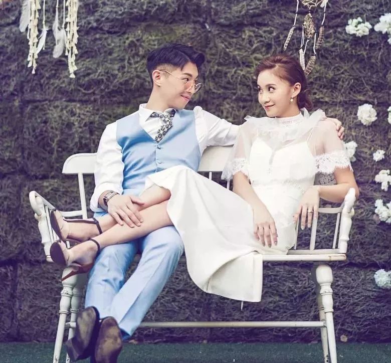 表示婚后未想这么快做妈咪 林师杰则写下歌手钟舒祺《裸泳》的歌词 还
