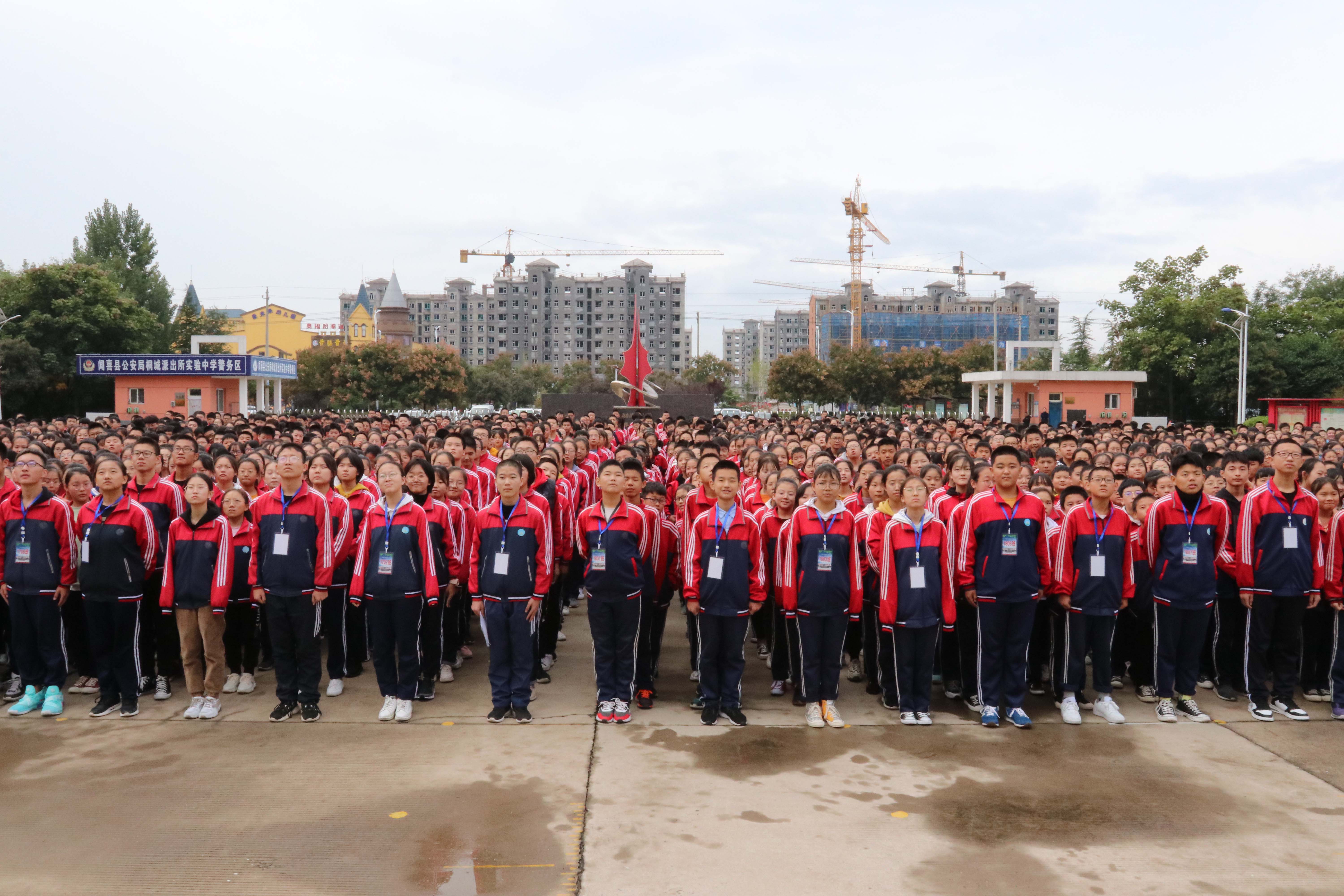 山西省闻喜县实验中学:坚持每周一升国旗