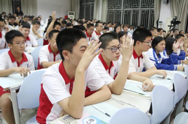 学生踊跃举手发言,认真练习