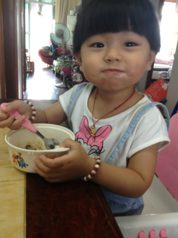 『蓝象宝贝育儿』入睡前，4种食物别让孩子吃，没营养不消化，孩子容易导致积食
