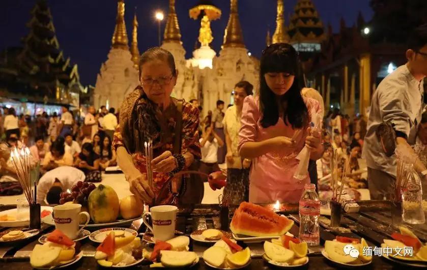 缅甸点灯节,大金塔的人里三层外三层,昂山素季也来点灯过节