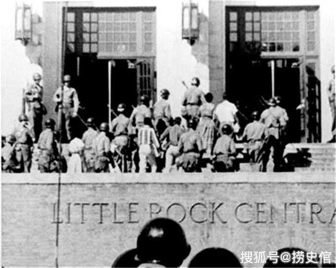 1957年，艾森豪威尔为何派遣千名士兵护送九个黑人学生上学？