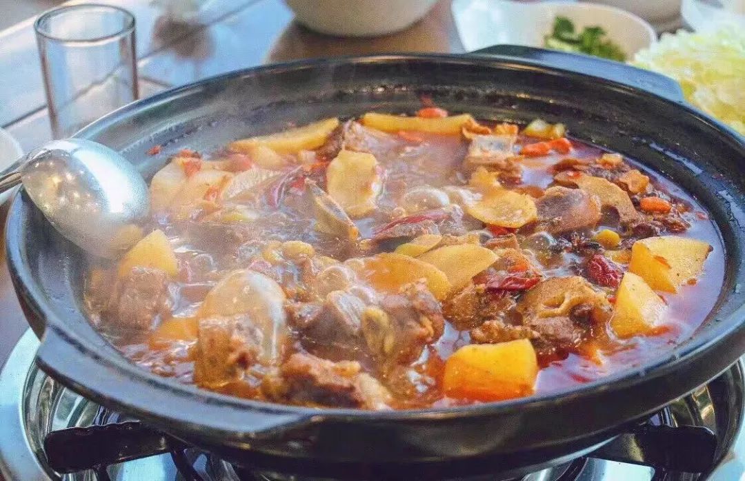 牛香坊牛排牛尾火锅分为一楼和二楼,将近300平方.