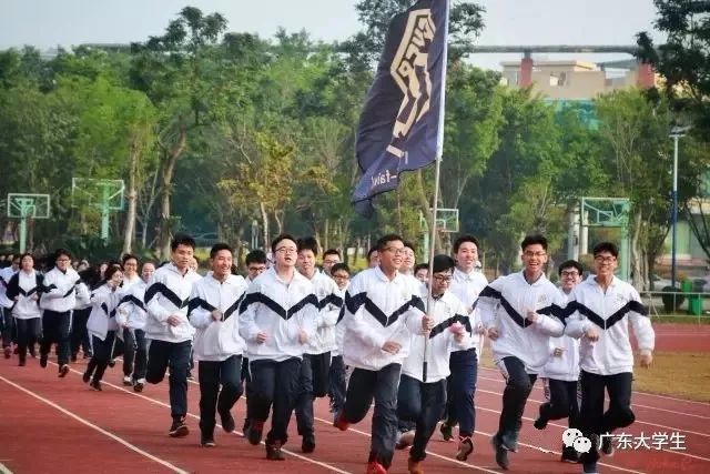 16,揭阳华侨高级中学揭阳华侨高级中学的校服颜色鲜艳,风格突出洋溢着