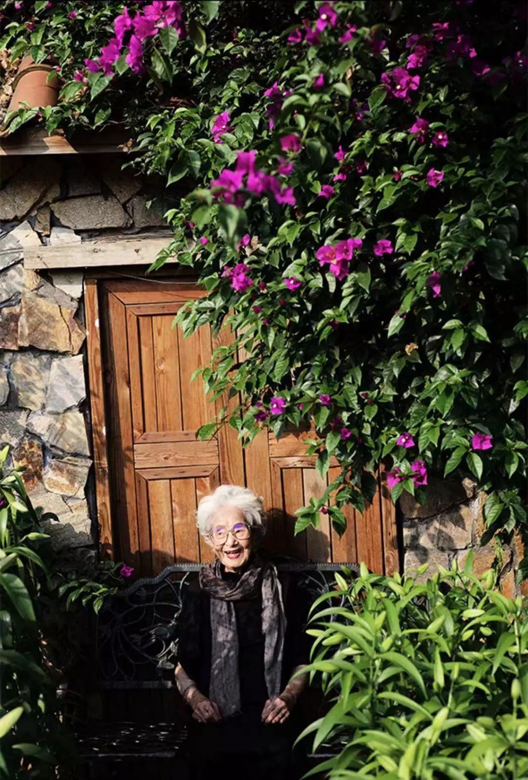 抖音百岁吃货奶奶获赞4800万:喝可乐吃烧烤,无