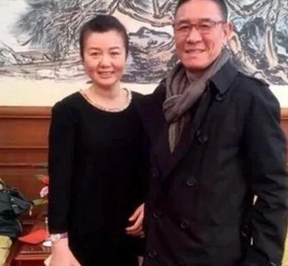 儿子是演员杜淳,他经历三次婚姻感情不顺,年过花甲仍绯闻缠身