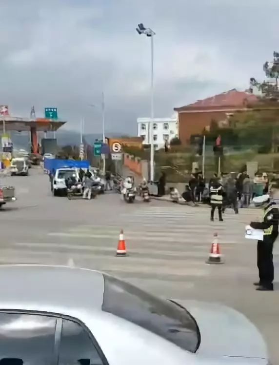 会泽抚军街收费站路口发生一起车祸!