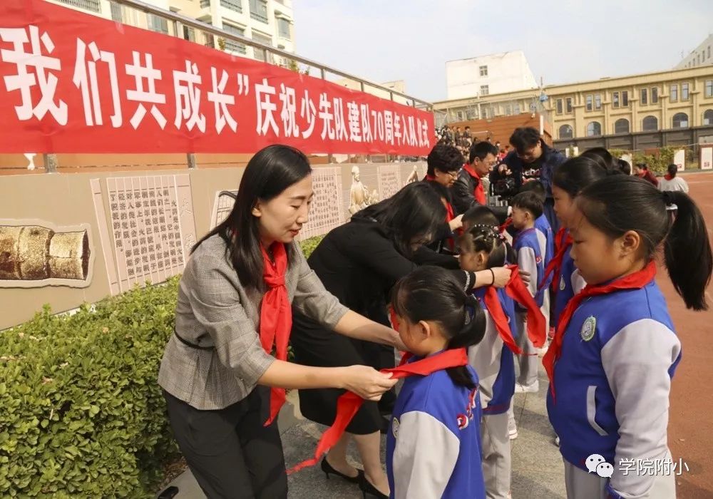 董彩丽老师带领全体少先队员在队旗下光荣宣誓大队委李雨桐