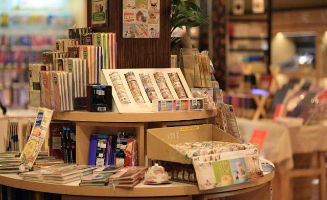 「母婴参考」孩子书包里这几样东西正摧毁健康，有两种会引发性早熟，父母速查