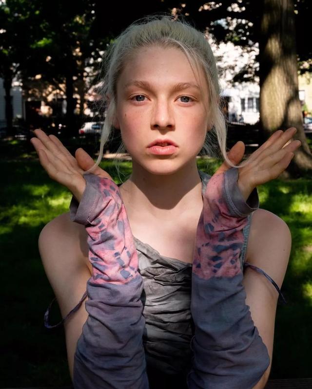 出演《亢奋》的 hunter schafer