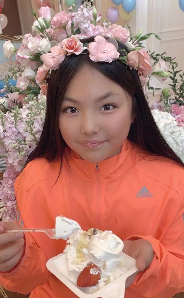 王诗龄10岁生日排场大，粉色花海配三层生日蛋糕，尽显富态