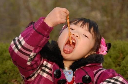 樱桃育儿经@儿科医生点名的3种零食黑名单，娃吃积食又上火，家长赶紧停手！