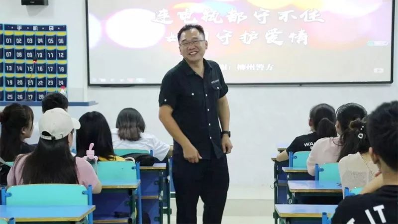 "大漠叔叔"分享创作的"心路历程" 网红警察"大漠叔叔"李漠也和同学们