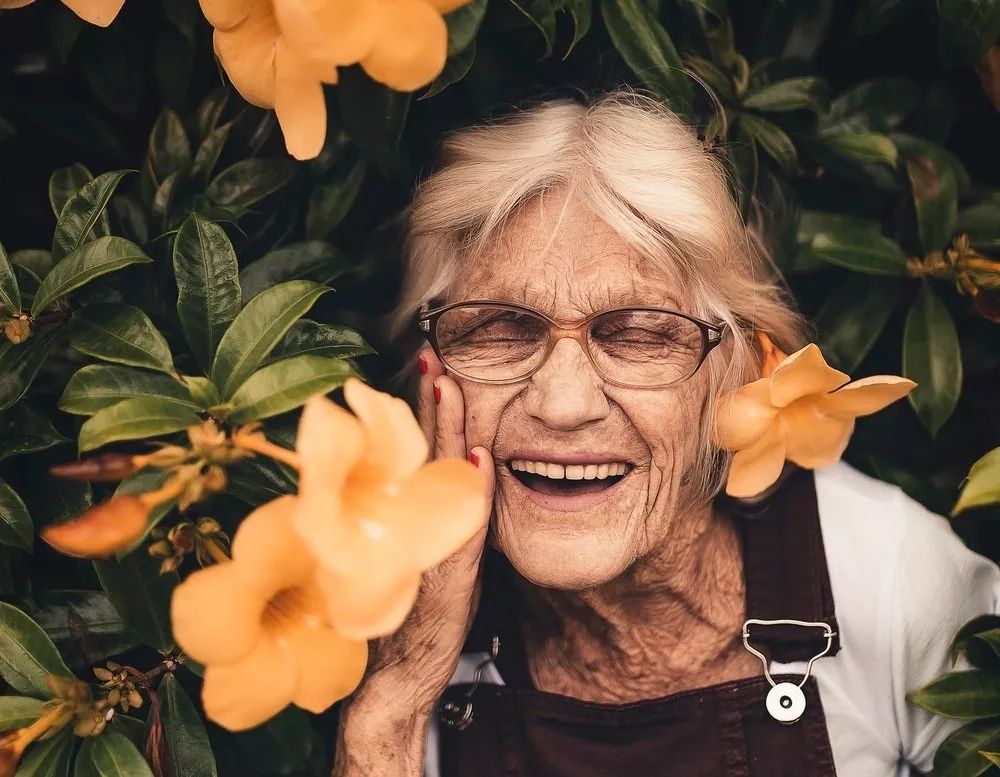 抖音百岁吃货奶奶获赞4800万:喝可乐吃烧烤,无