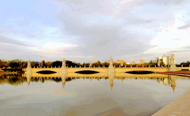 舞,或是粤剧爱好者的弹唱,  夜色里霓虹灯下能感受到博州人满满的幸福