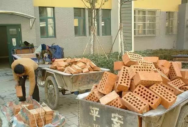 为了省钱老爸亲自上阵砖砌电视柜,我和老妈都笑疯了