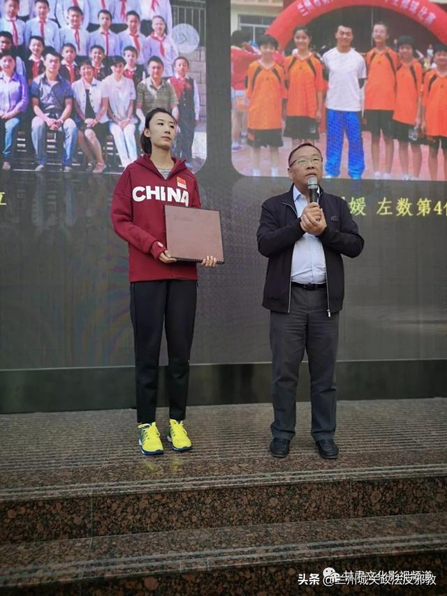 中国女排队员王媛媛回兰州母校,秒变大型追星现场!