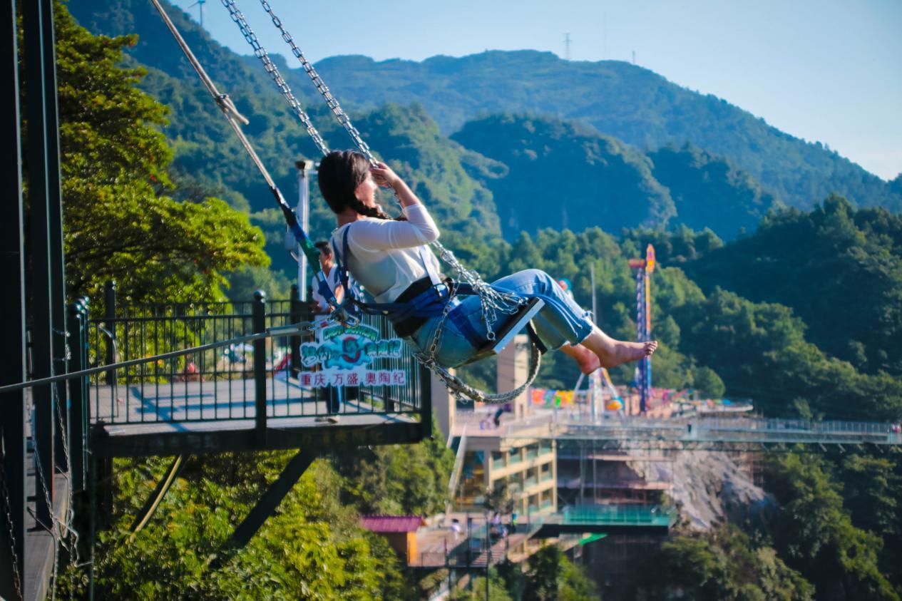 步步惊心&极限飞跃—悬崖边疯狂试探除了奥陶纪著名的高空秋千类