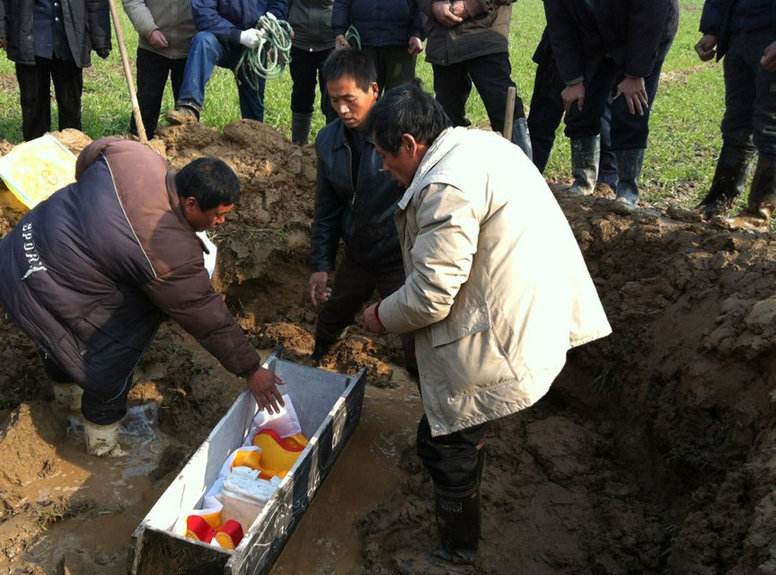 原创农村丧葬习俗:下葬仪式,这是死者停留在世间的最后时刻,要重视