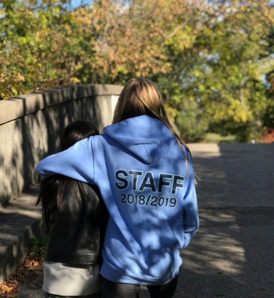 少女初长成!夏克立晒女儿夏天滑板打球照酷劲