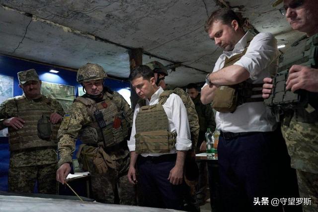 当天,乌克兰总统泽连斯基身穿防弹背心前往顿巴斯"接触线"(乌政府军与