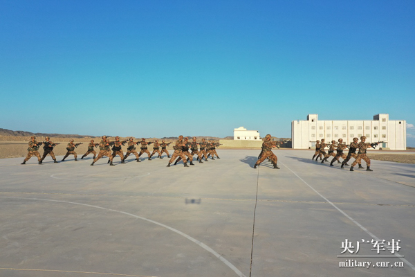 超燃酷图！大漠官兵厉兵秣马，战斗一触即发