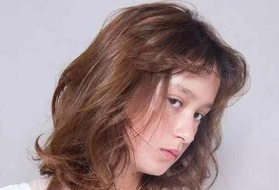 女孩头发多是什么命 "发量富翁"女孩的生存图鉴：头发浓密背后的命运真相令人震惊