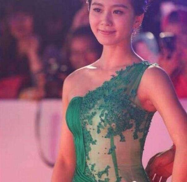 刘诗诗透明衣服也很优美,可郑爽穿了让人尴尬,刘诗诗性感