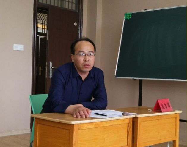 二中学校校长 4ab3552a75e440abbb9b40e0dcf6d340.jpeg