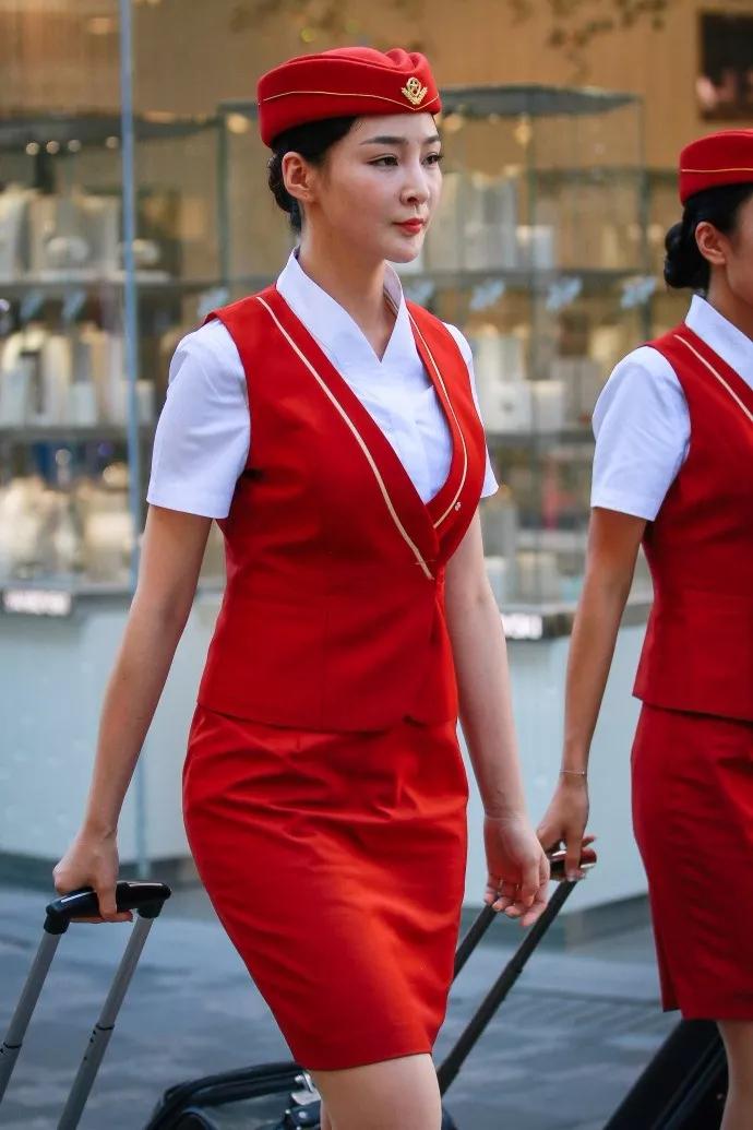 街拍:美女空姐走在大街上,靓丽迷人