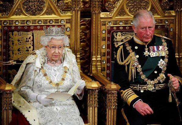 93岁英国女王水钻裙配皮草！戴2斤重皇冠不累？卡米拉越发高贵了
