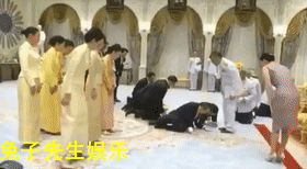 苏提达王后对谢国民先生一直非常尊敬,她不是第一次跪拜谢老先生,在她