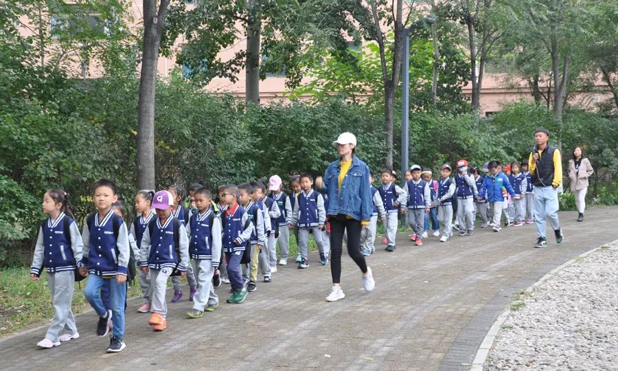 北京市中山实验学校远足活动