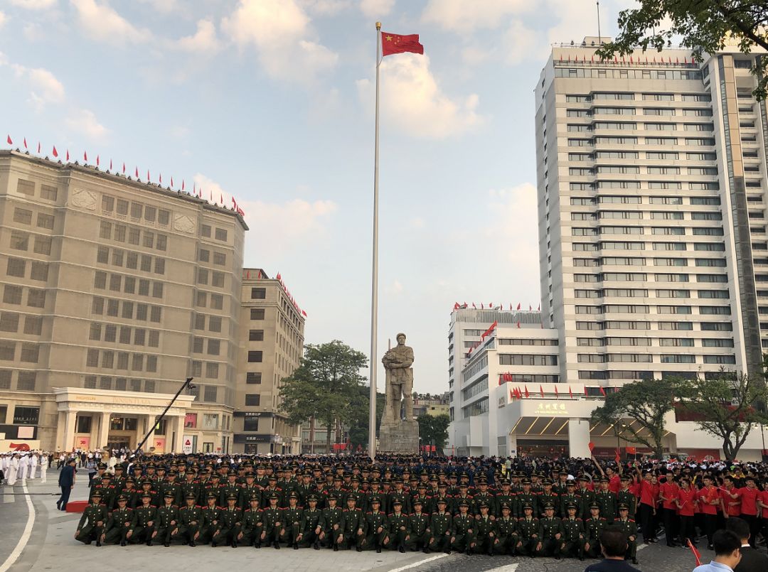 海珠广场 一座硕大的雕像威武地出现在我们面前: 一位解放军叔叔肩背