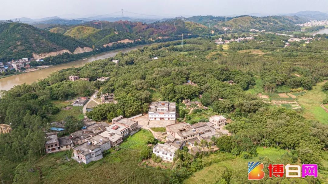 博白亚山镇和平村的梁家庄屯,原来这些建筑群就是经过了解得知,它吸引
