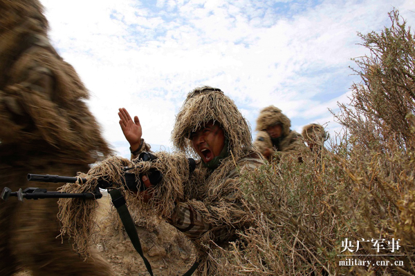 超燃酷图！大漠官兵厉兵秣马，战斗一触即发