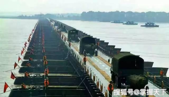 解放军“舟桥兵”有多牛？26分钟铺设千米浮桥，可供数万大军过江