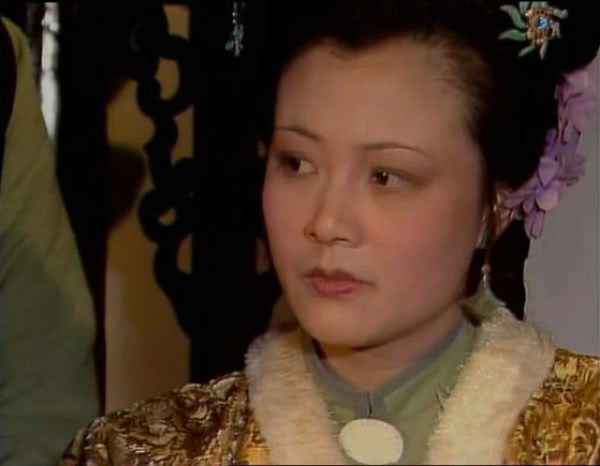表面上看来,她们是再好不过的姐妹,以至于经常拿对方开心,"那尤氏一见