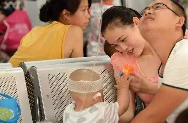 「母婴参考」宝宝生病输液，为啥扎脑袋上？医生说出内幕，这些好处外行人不懂