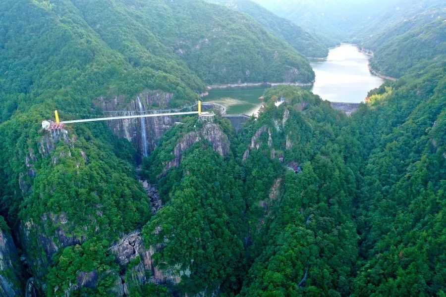 天台山龙穿峡景区因入境道路加阔整修一年"闭关"期间新增一座"玻璃