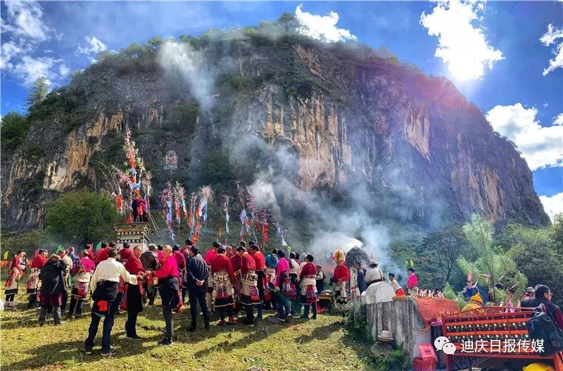 香格里拉尼汝村举行一年一度的祭山跑马节