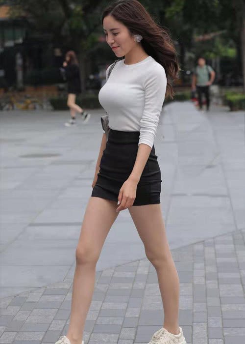 街拍美女：经典黑白配，包臀裙尽显“小心机”完美的诠释了大长腿插图(1)
